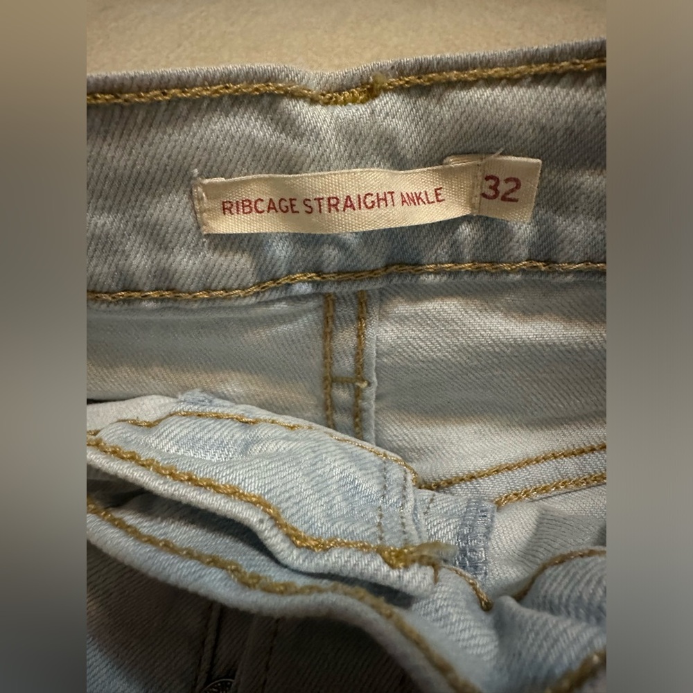 Levi’s Ribcage Straight 👖 - Picture 3 of 3